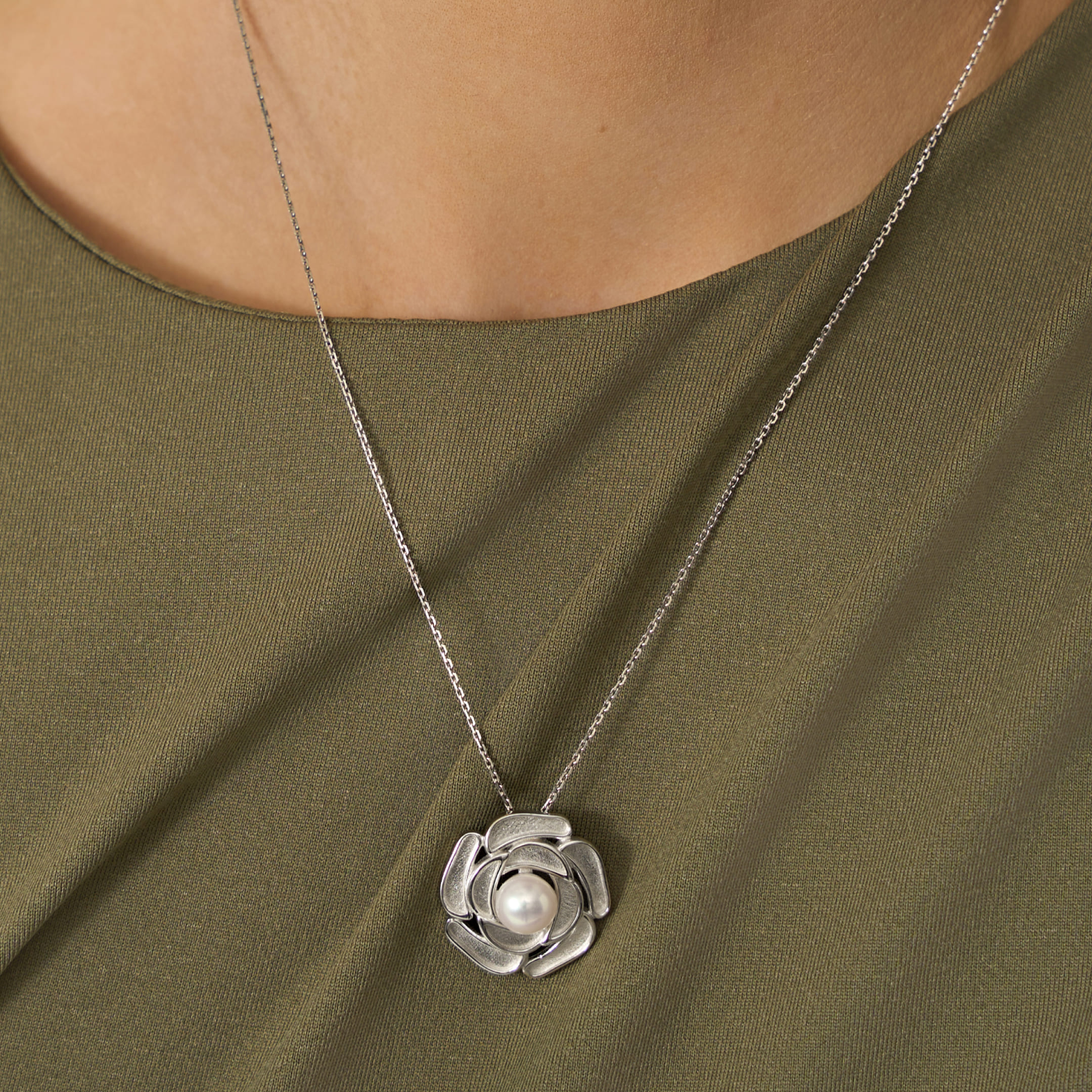 Серебряная подвеска с жемчугом "Цветок"