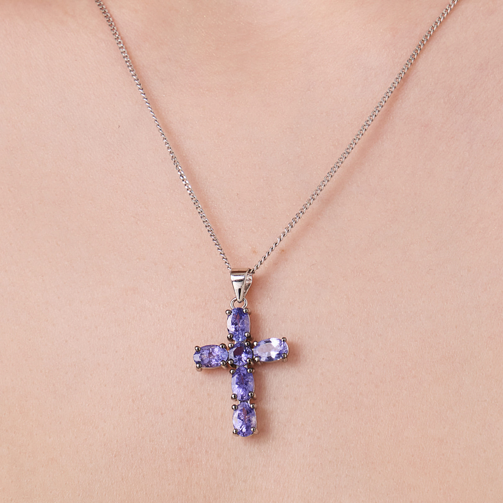 Серебряная подвеска-крест с танзанитами