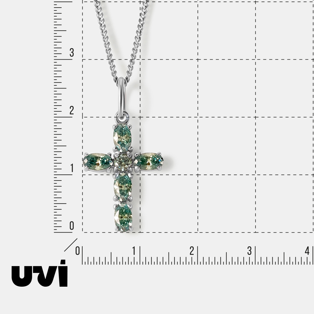 Серебряная подвеска-крест с зелеными муассанитами