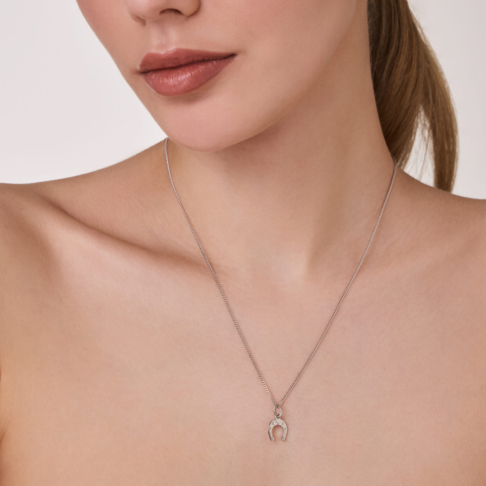 Подвеска из платины "Подкова"