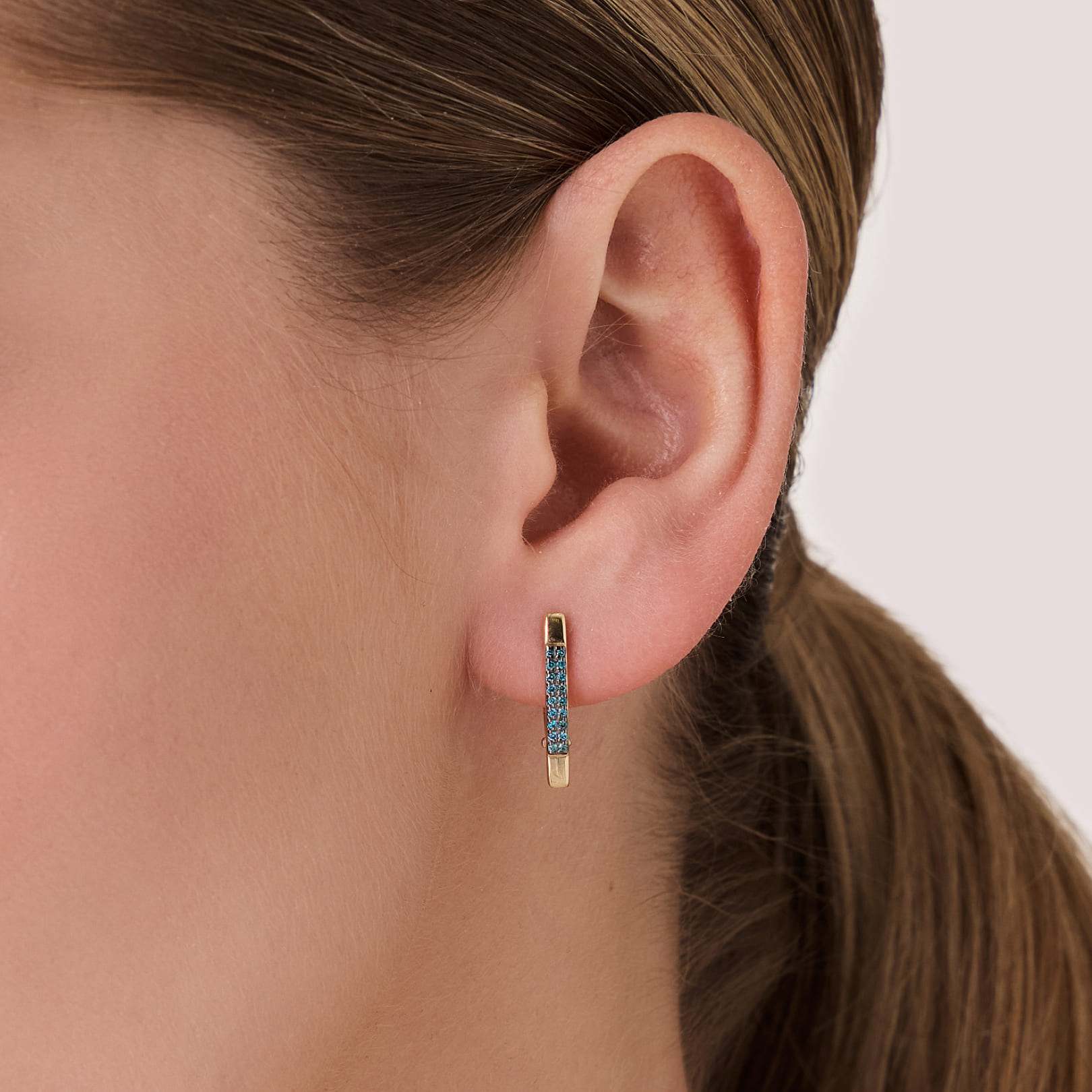 Серьги из желтого золота с голубыми бриллиантами