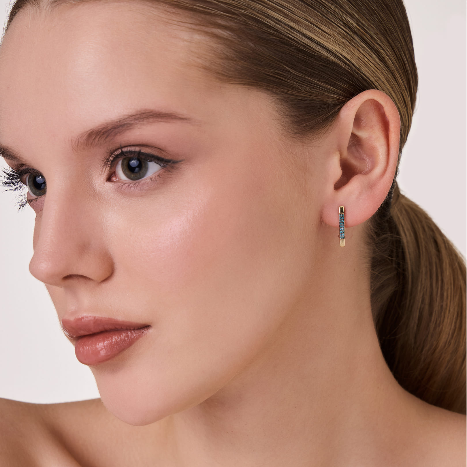 Серьги из желтого золота с голубыми бриллиантами