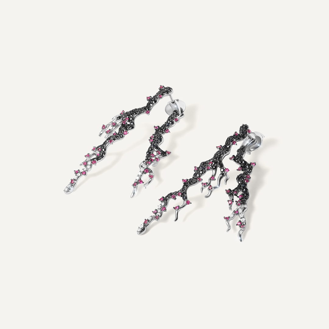 Серьги-пусеты из белого золота с бриллиантами, сапфирами и рубинами