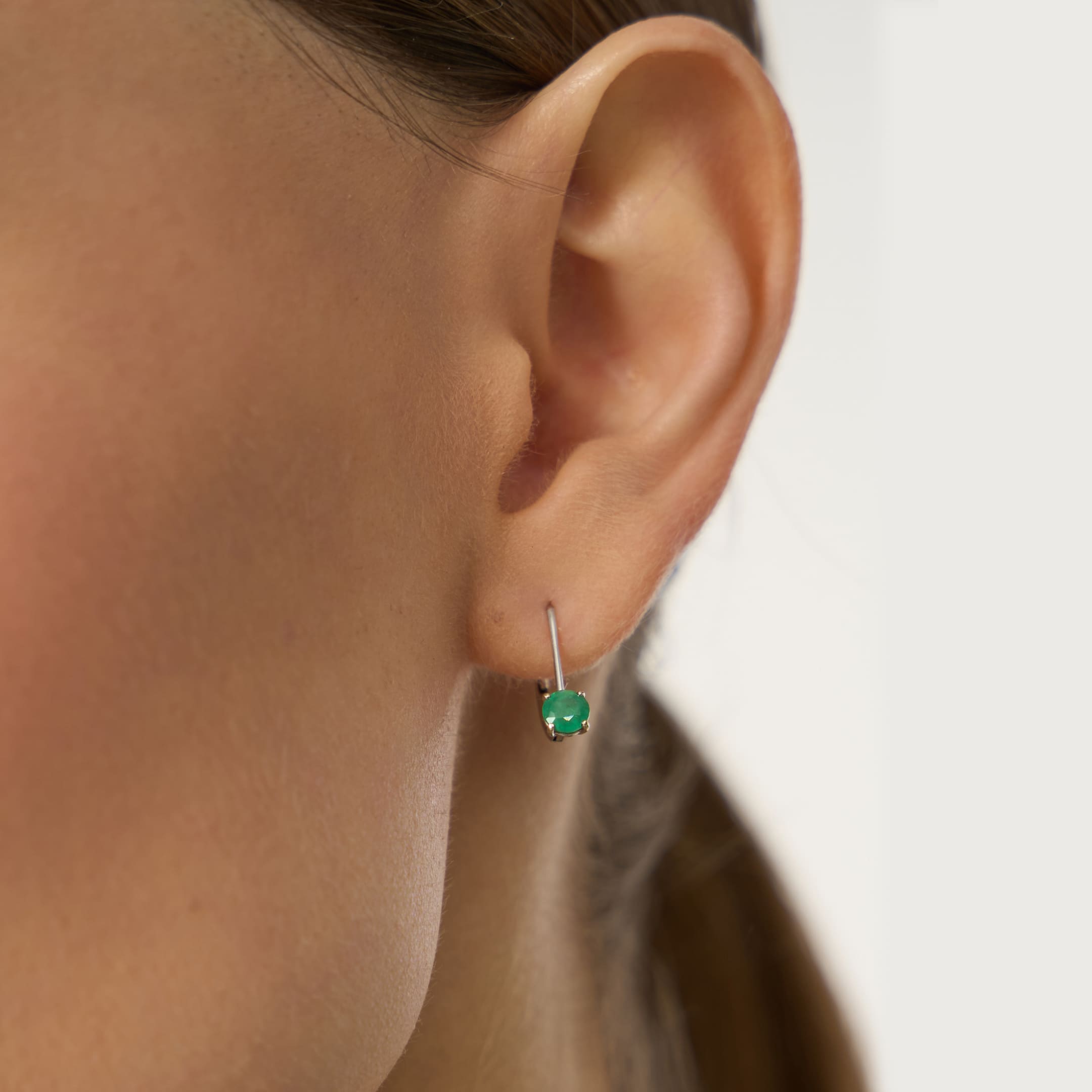 Серьги из белого золота с изумрудами