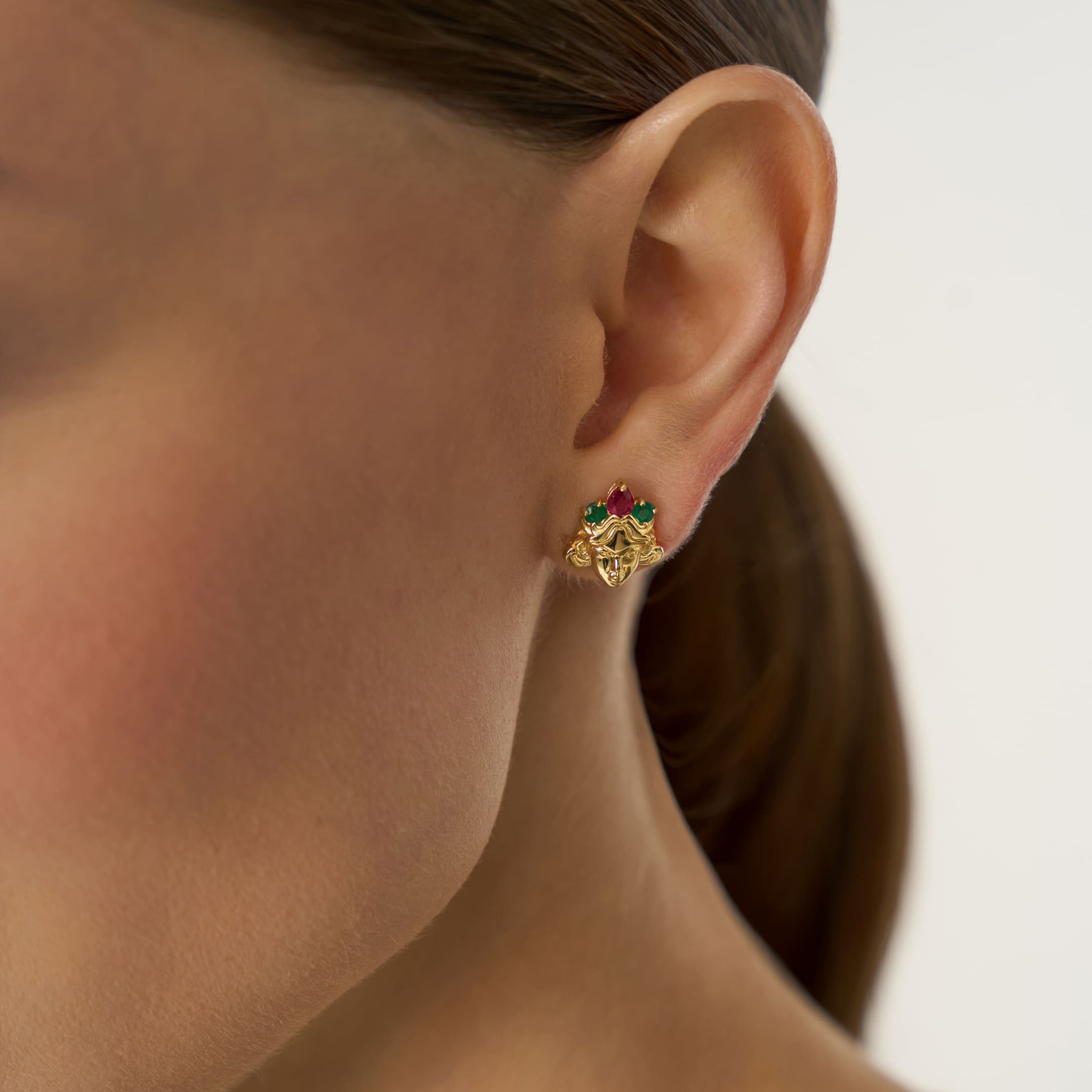 Серьги-пусеты из желтого золота с изумрудами и рубинами