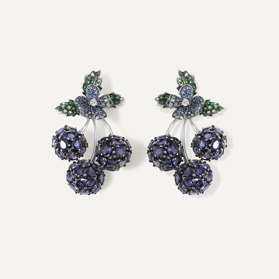 Серьги-пусеты из белого золота с иолитами, сапфирами и тсаворитами "Цветы"