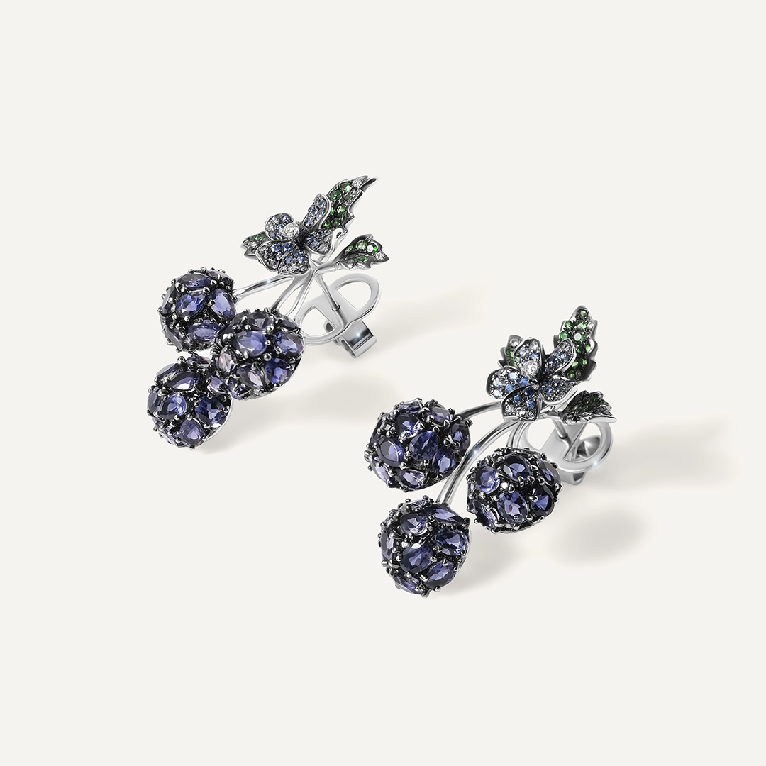 Серьги-пусеты из белого золота с иолитами, сапфирами и тсаворитами "Цветы"