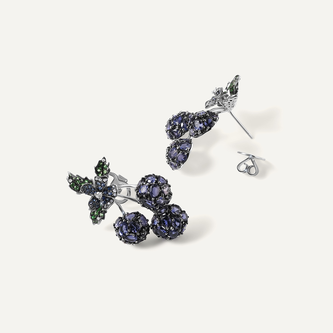 Серьги-пусеты из белого золота с иолитами, сапфирами и тсаворитами "Цветы"