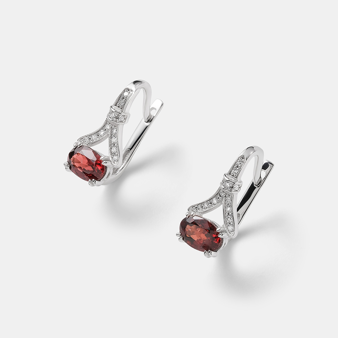Серьги из белого золота с красной шпинелью