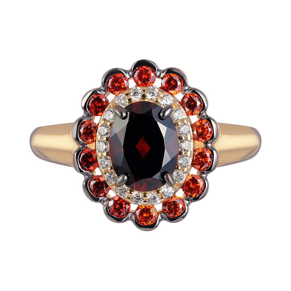 Серебряное кольцо 925 пробы; с чернением; вставки 1 Гранат; 14 Фианит красный; 18 Фианит бесцв.;