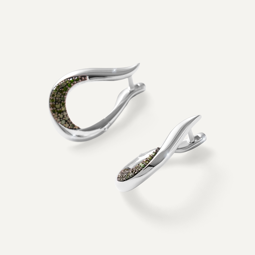 Серебряные серьги с зелеными бриллиантами