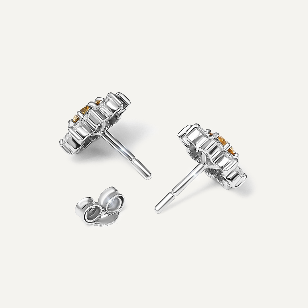 Серебряные серьги-пусеты с муассанитами "Цветы"