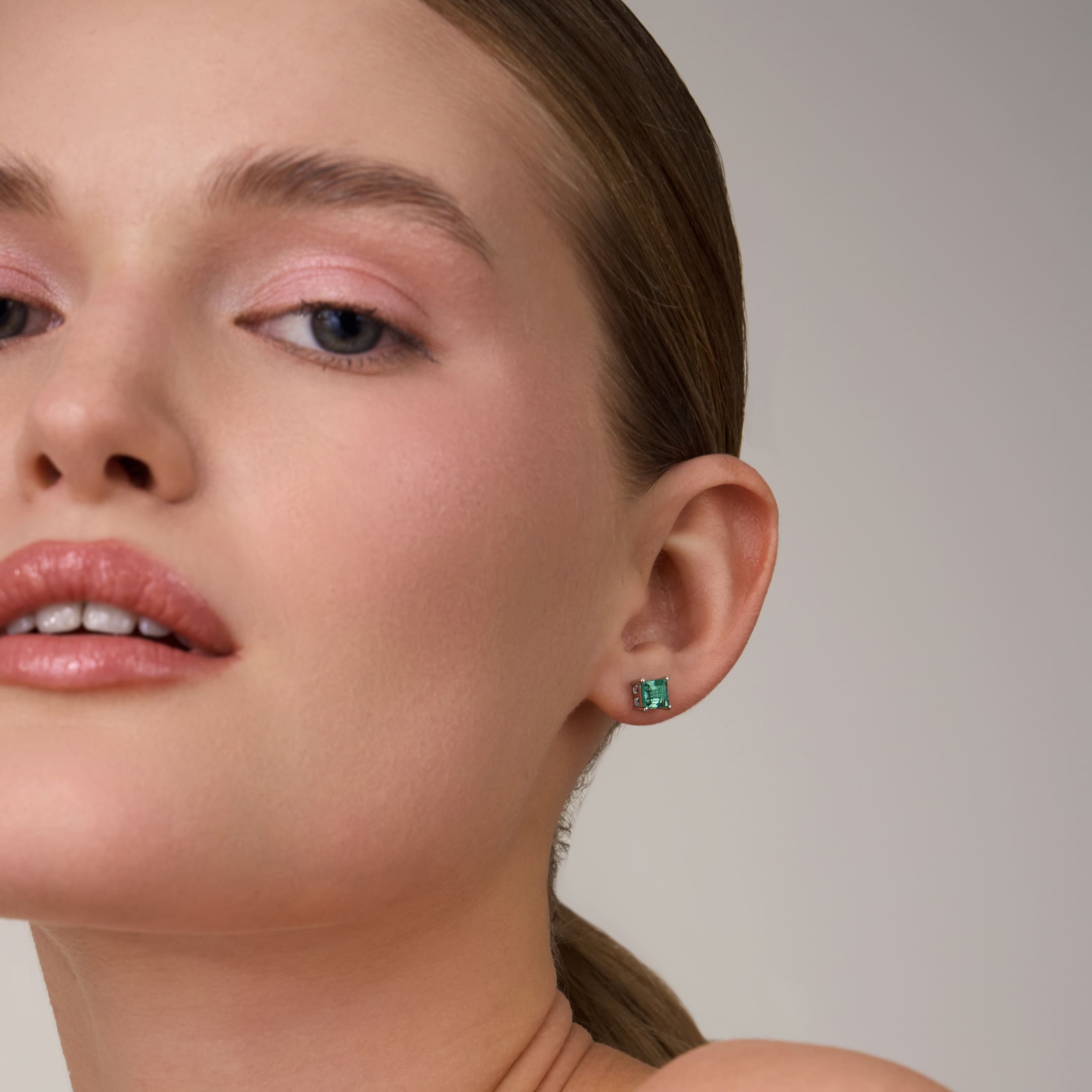 Серебряные серьги-пусеты с кианитами