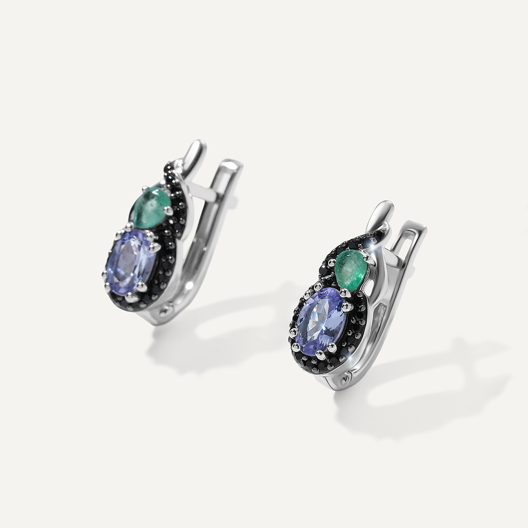 Серебряные серьги с танзанитами и изумрудами