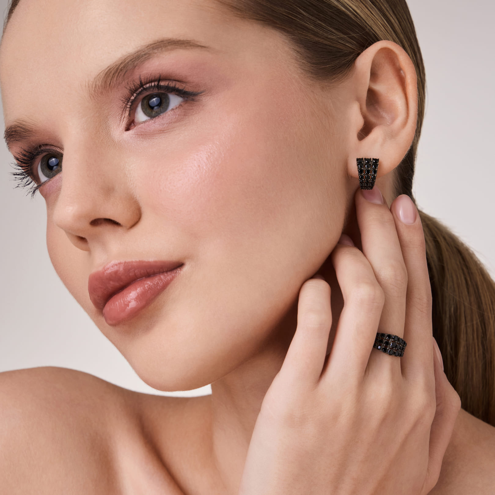 Серебряные серьги со шпинелью