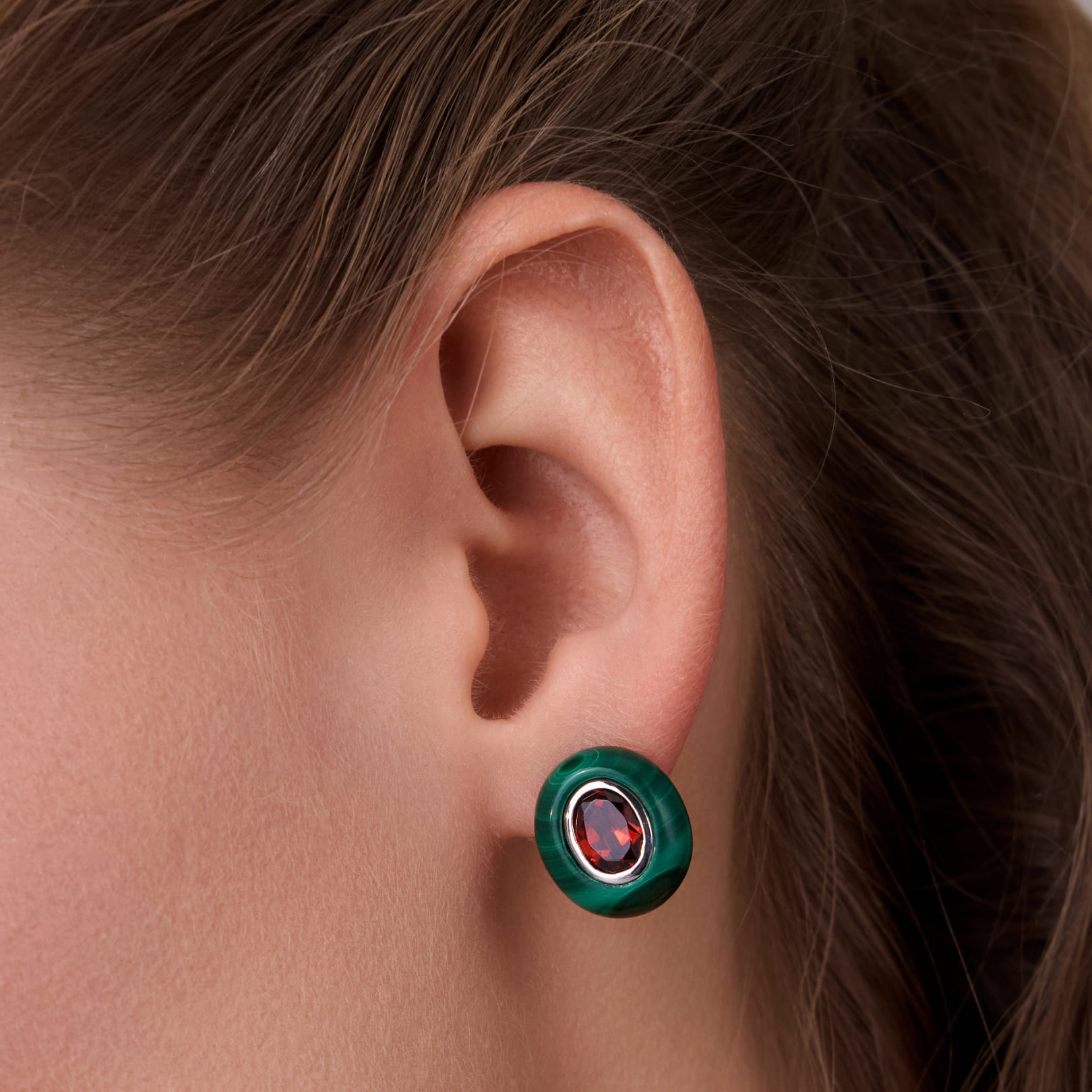 Серебряные серьги-пусеты с гранатами и малахитами