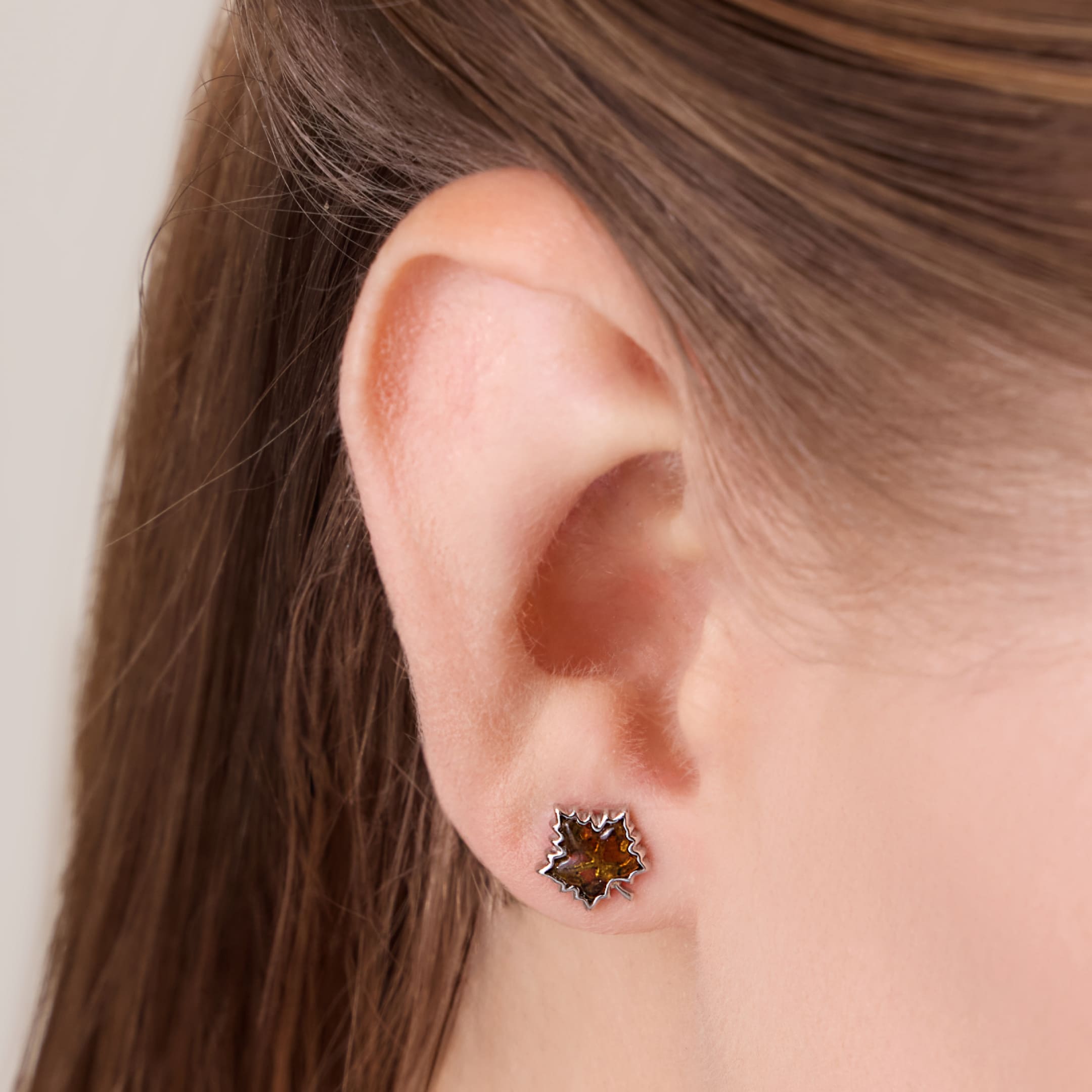 Серебряные серьги-пусеты с янтарем "Листочки"