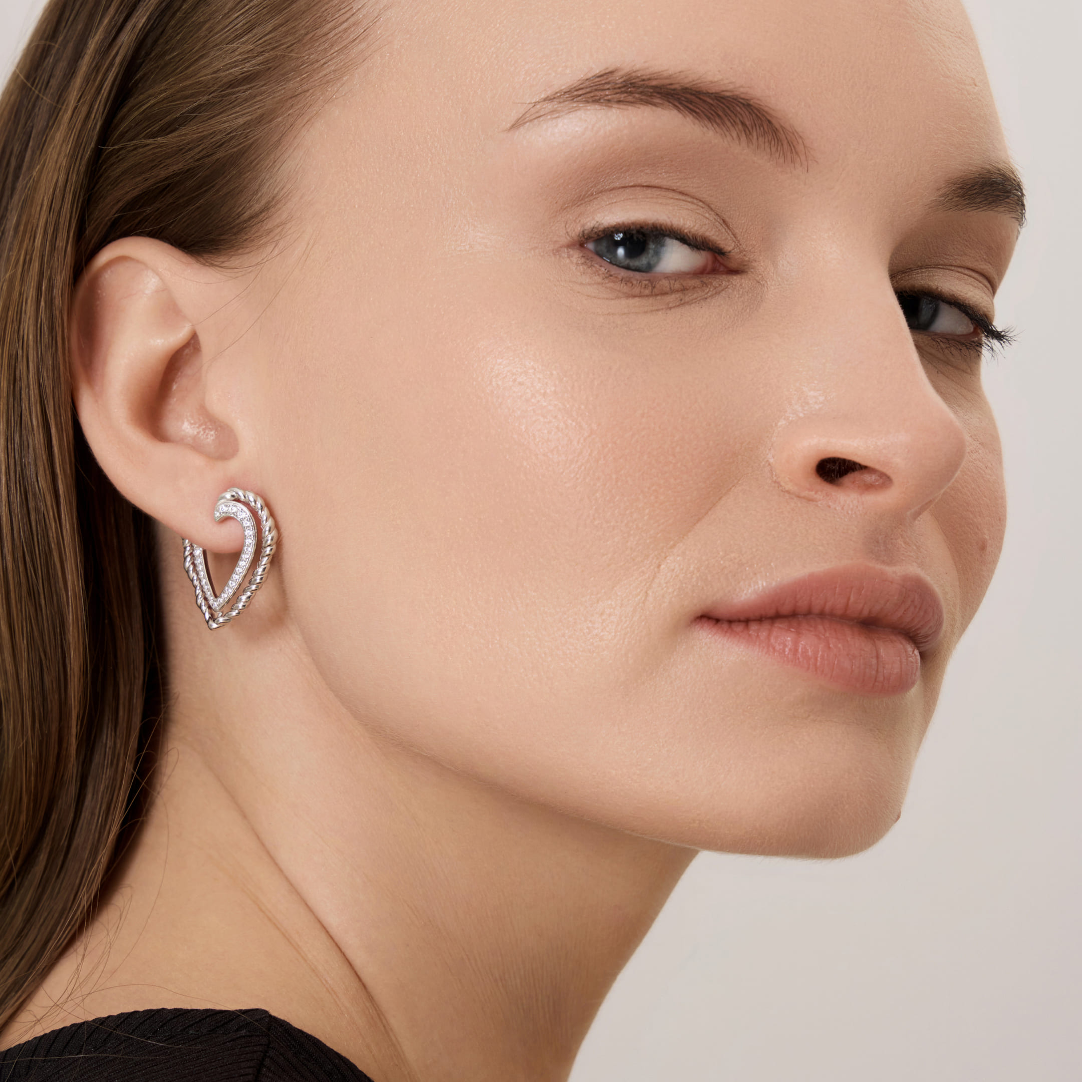 Серебряные серьги-пусеты с кубическим цирконием "Сердца"