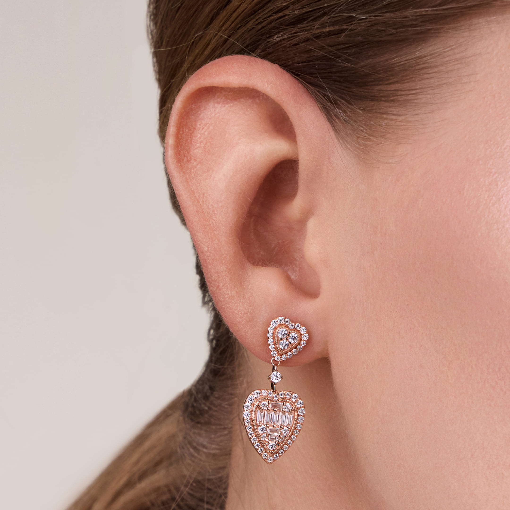 Серебряные серьги-пусеты с кубическим цирконием "Сердца"