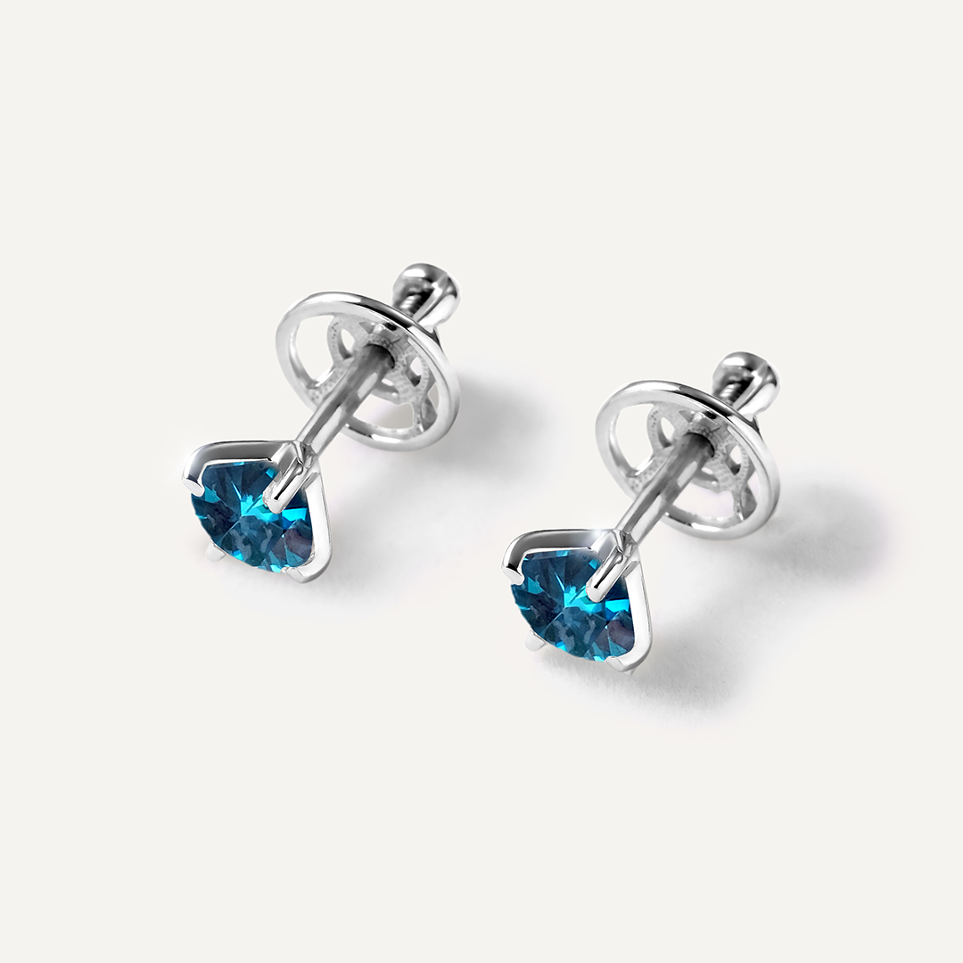 Серебряные серьги-пусеты с голубыми муассанитами