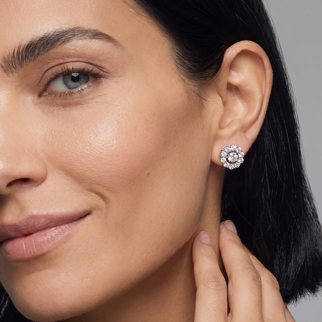 Серебряные серьги-пусеты с муассанитами "Танцующие камни"