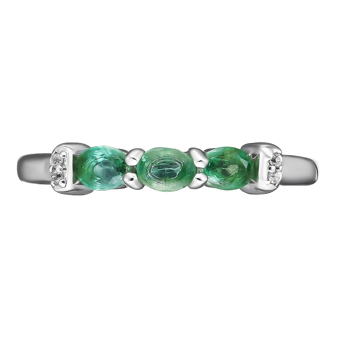 Серебряное кольцо 925 пробы; вставки 3 Изумруд (F) 3/3 0,465 ct; 4 Циркон бесцв. 0,028 ct;
