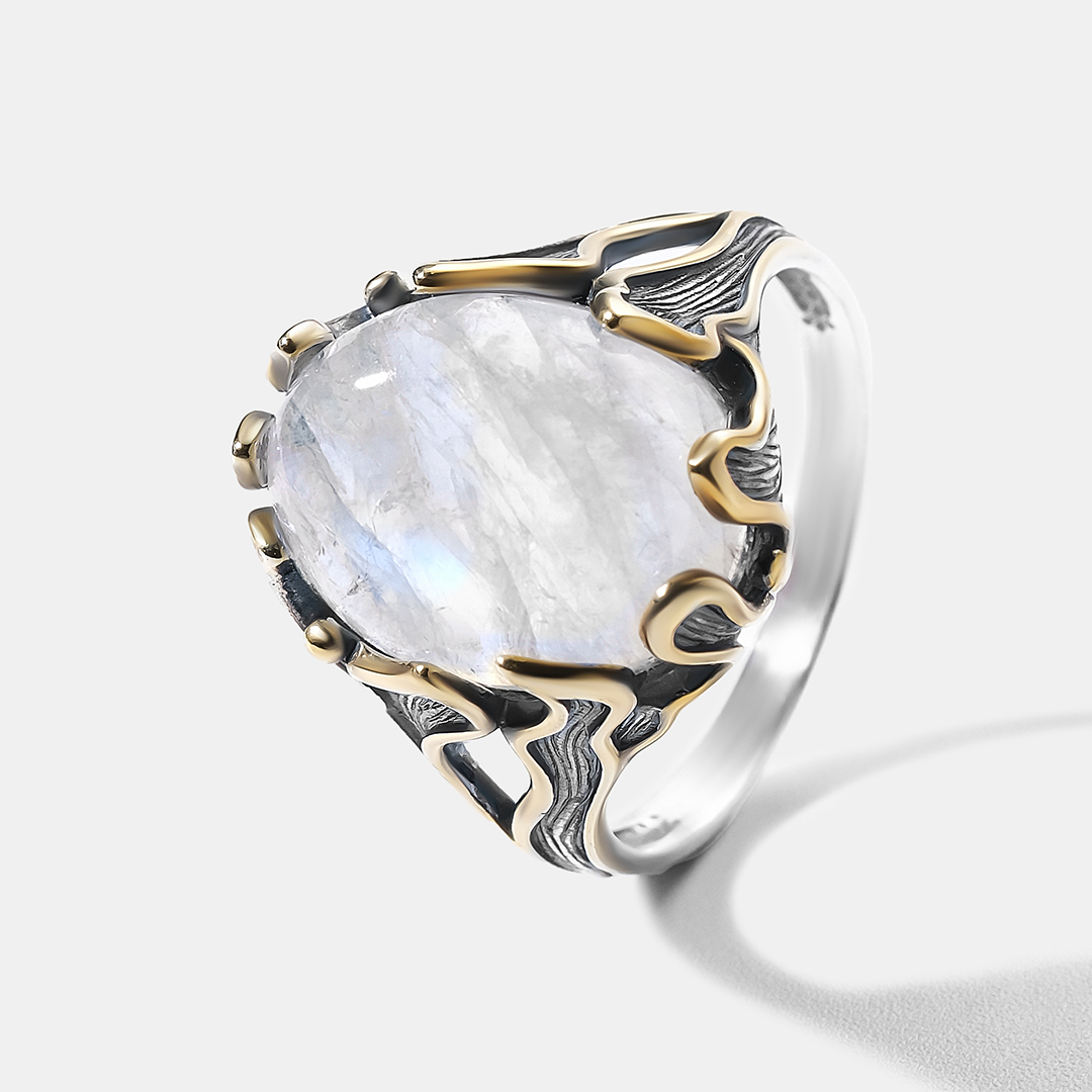 Серебряное кольцо с лунным камнем