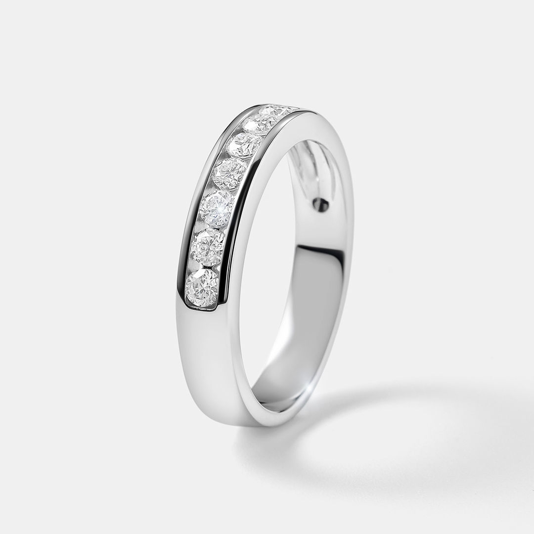 Кольцо из белого золота с муассанитами