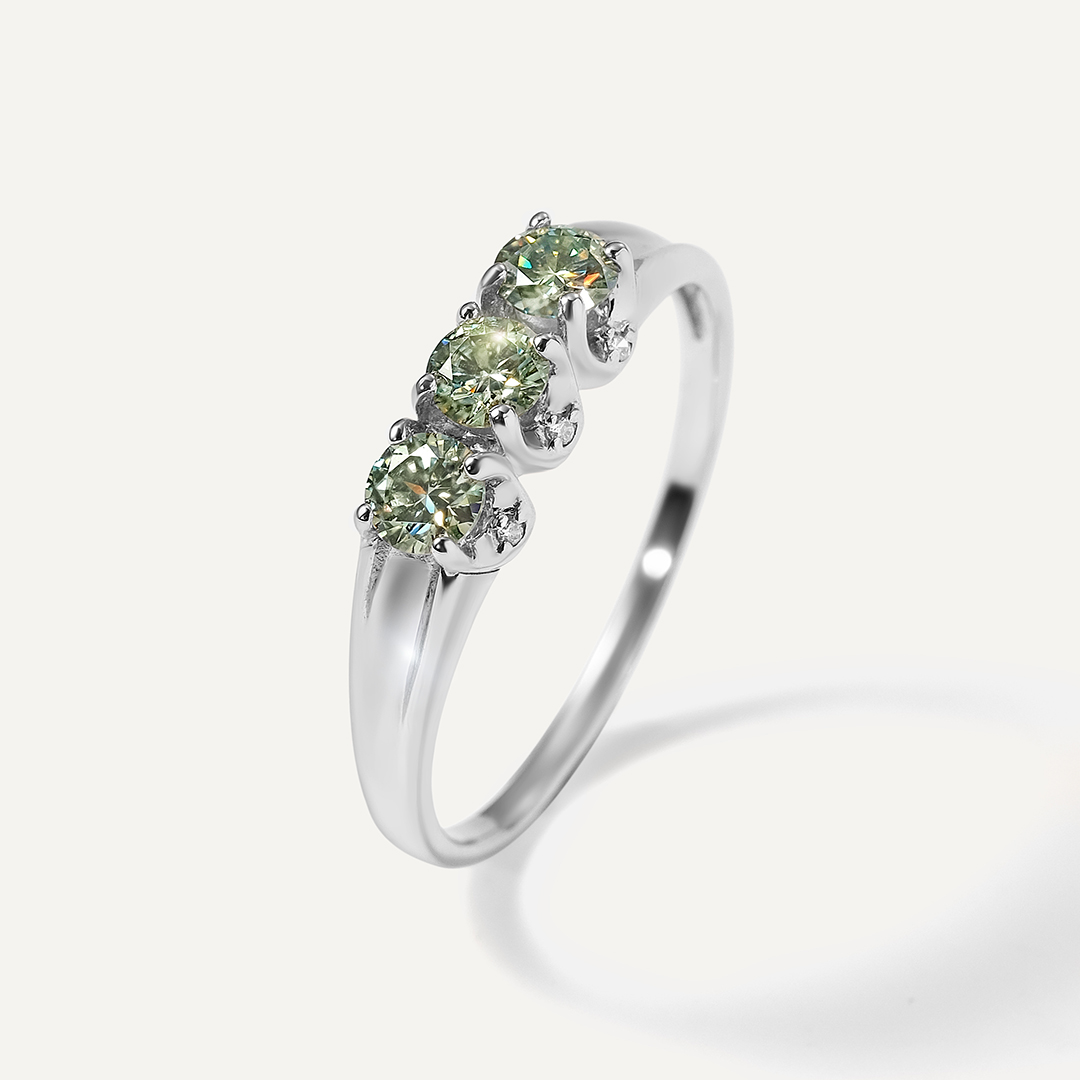 Серебряное кольцо с муассанитами