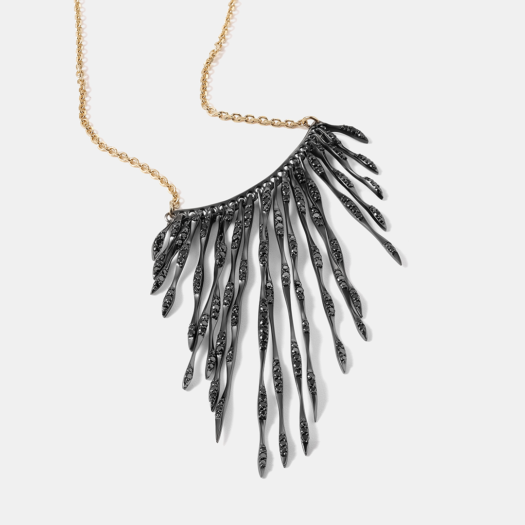 Колье из желтого золота с черными бриллиантами