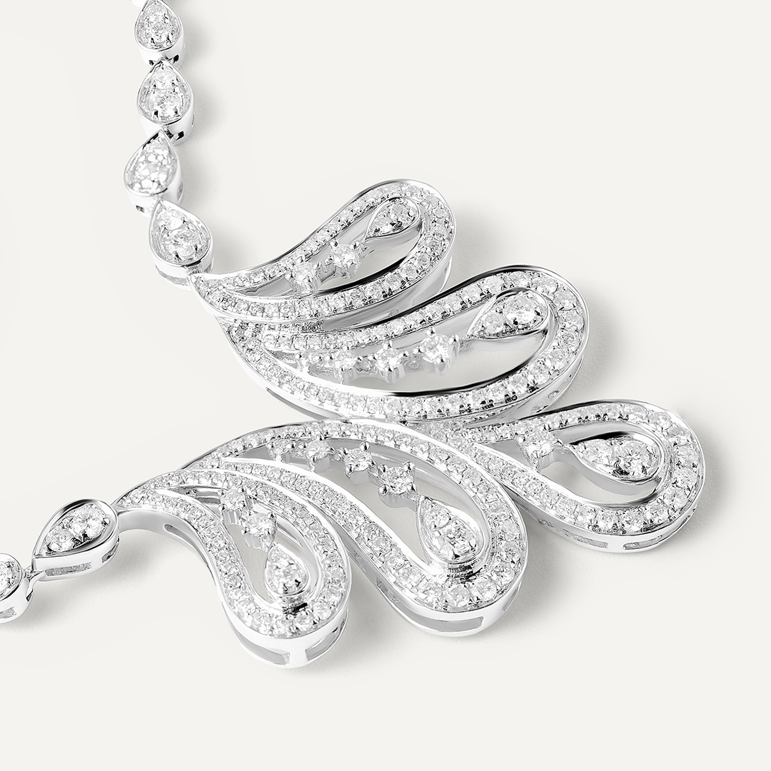 Колье из белого золота с бриллиантами