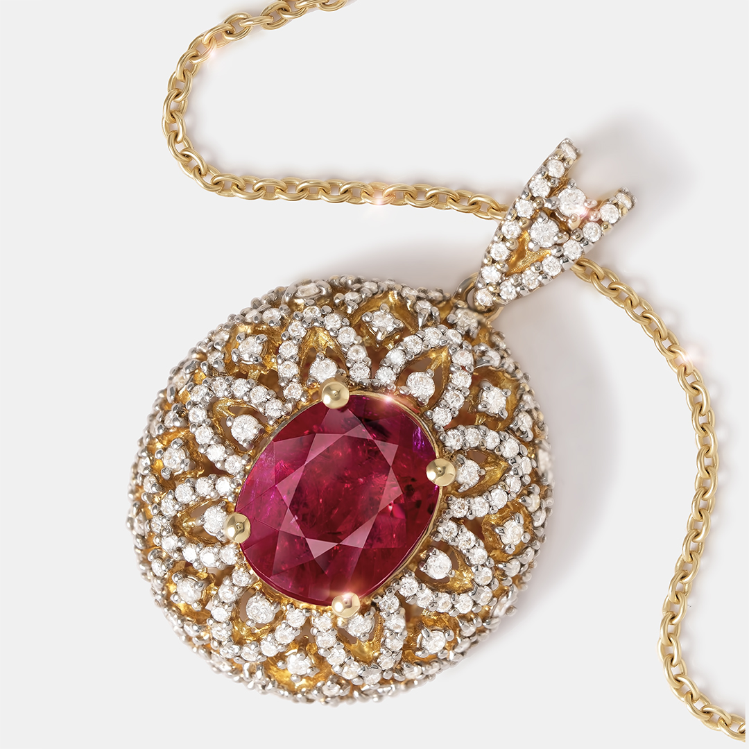 Колье из желтого золота с рубином