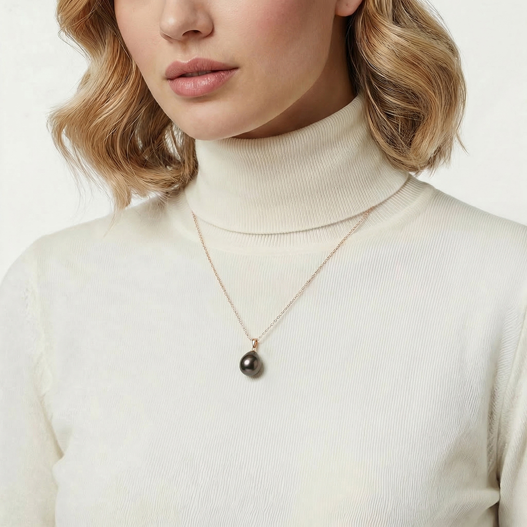 Колье из золота с черным жемчугом