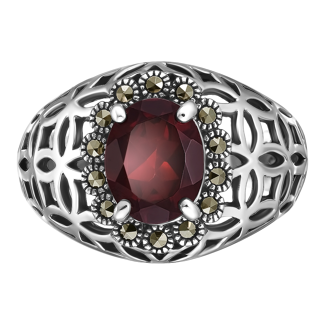 Серебряное кольцо 925 пробы; оксидирование; вставки 1 Гранат; 14 Марказит;