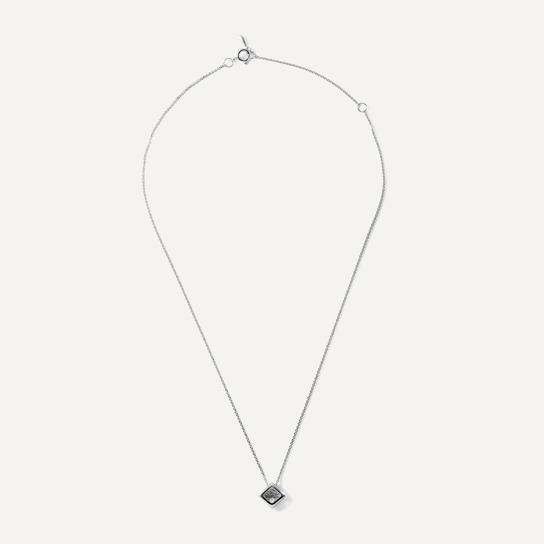 Серебряное колье с бриллиантом