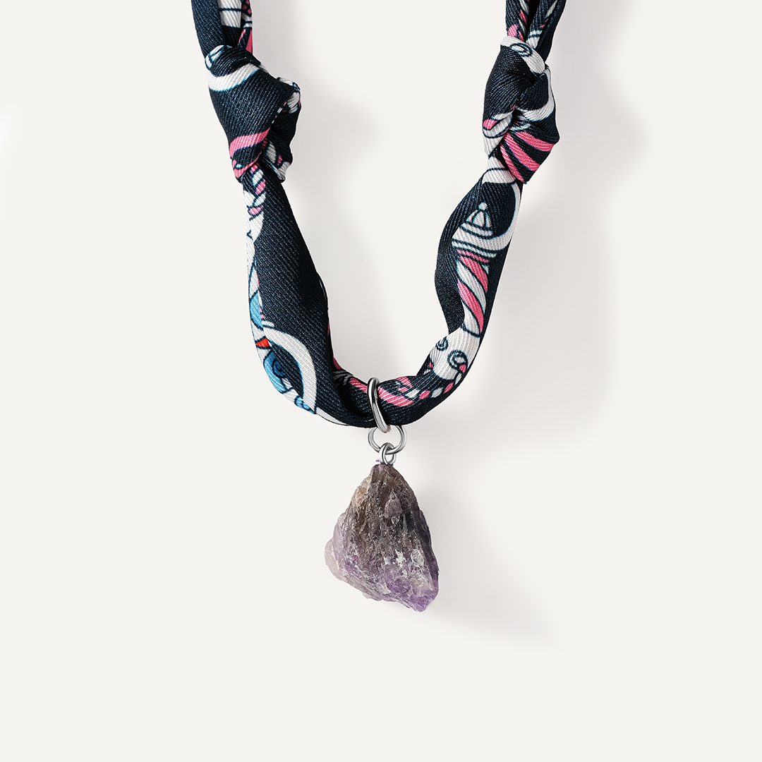 Бижутерное колье с аметистом