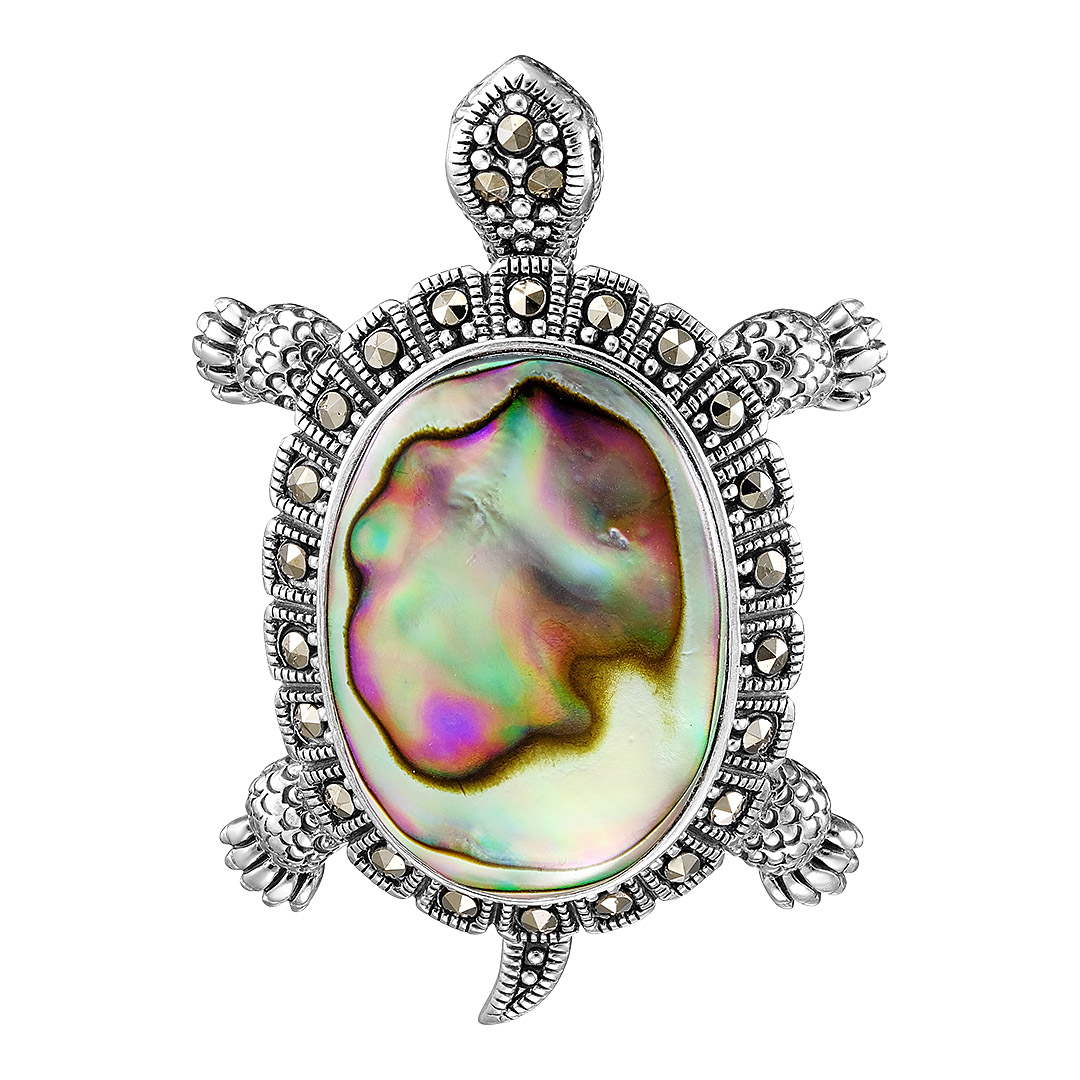 Серебряная брошь-подвеска 925 пробы; оксидирование; вставки 2 Гранат; 25 Марказит; 1 Перламутр белый