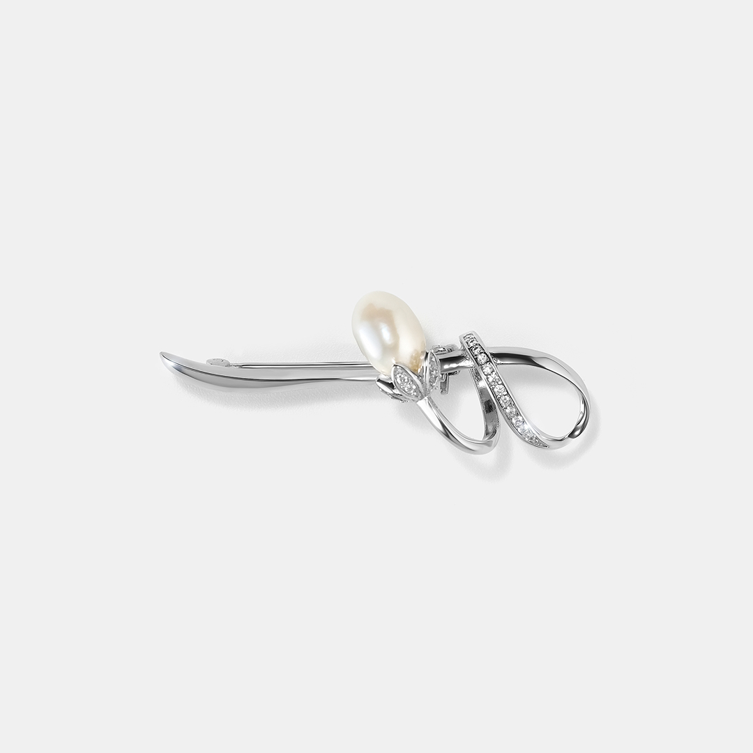 Серебряная брошь 925 пробы; вставки 1  Жемчуг культ. белый 4,65ct; 22 Куб. Цирконий бесцв. 0,035ct;