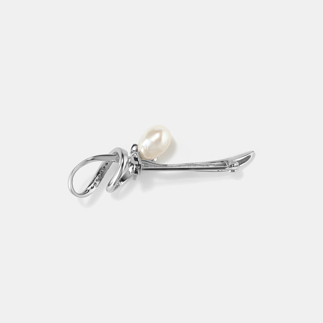 Серебряная брошь 925 пробы; вставки 1  Жемчуг культ. белый 4,65ct; 22 Куб. Цирконий бесцв. 0,035ct;
