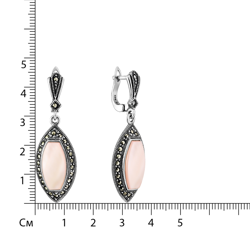 Серебряные серьги 925 пробы; оксидирование; вставки 2 Перламутр розовый; 48 Марказит;