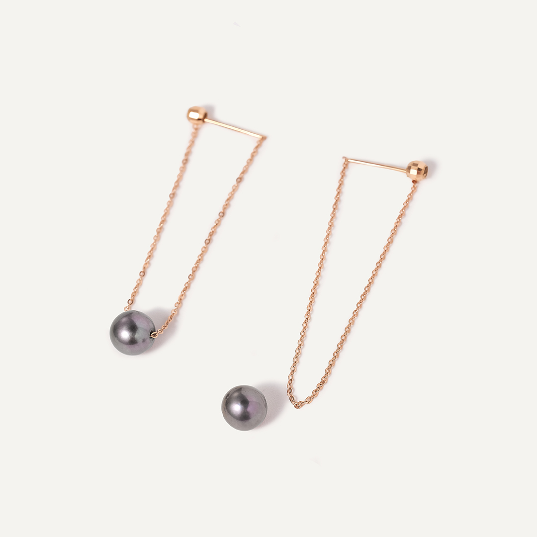 Серьги-протяжки из золота с черным жемчугом