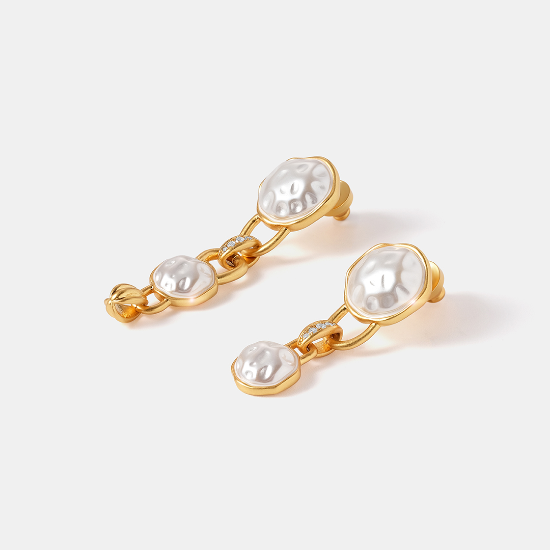 Серьги из бижутерного сплава желтого цвета; матирование; вставки 4 Жемчуг имит. белый; 10 Куб. Цирко