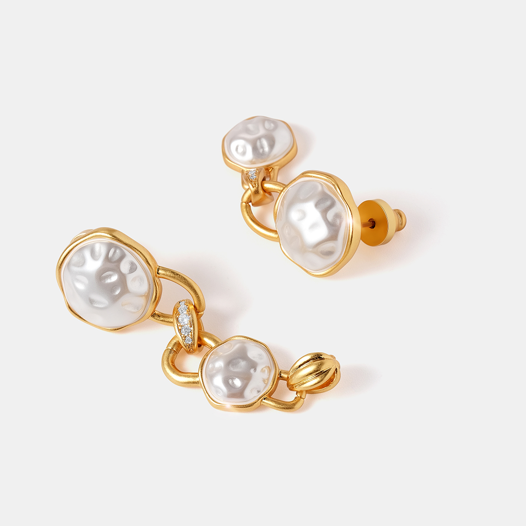 Серьги из бижутерного сплава желтого цвета; матирование; вставки 4 Жемчуг имит. белый; 10 Куб. Цирко