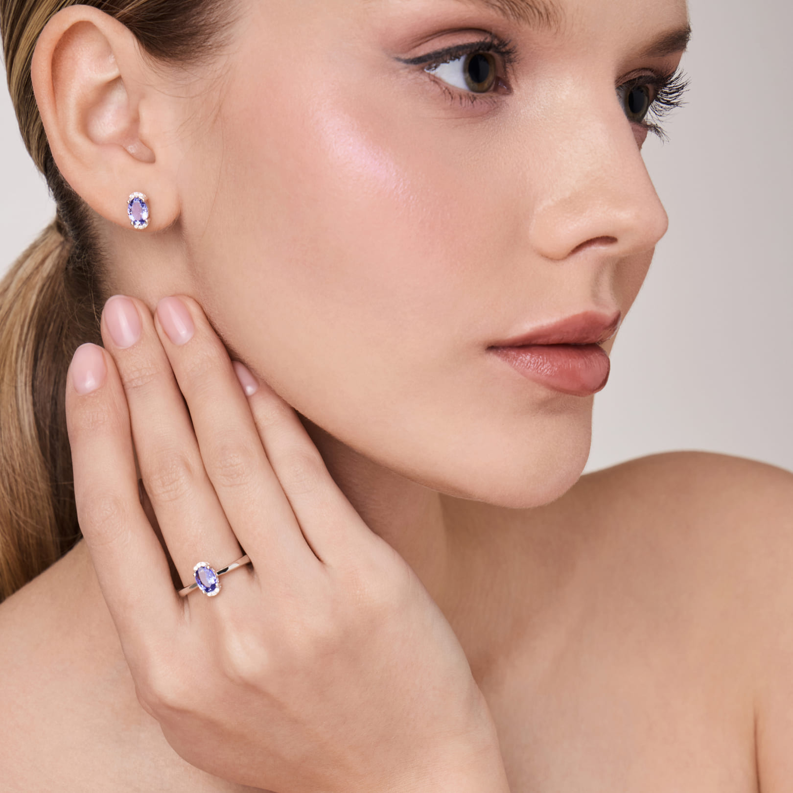 Серебряные серьги-пусеты с танзанитами