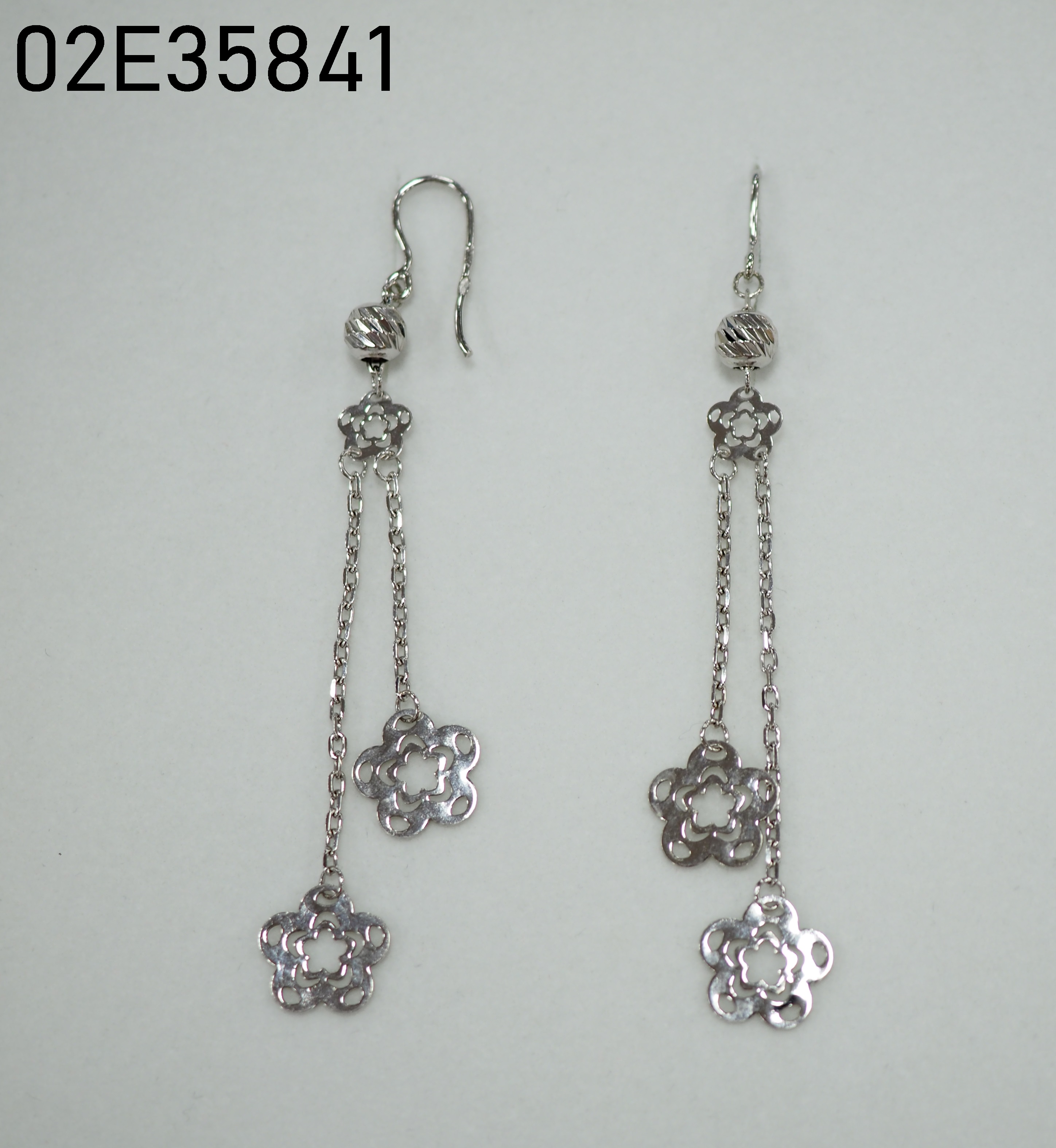 Серебряные серьги; 925 пробы;  вес: 3,09 гр.