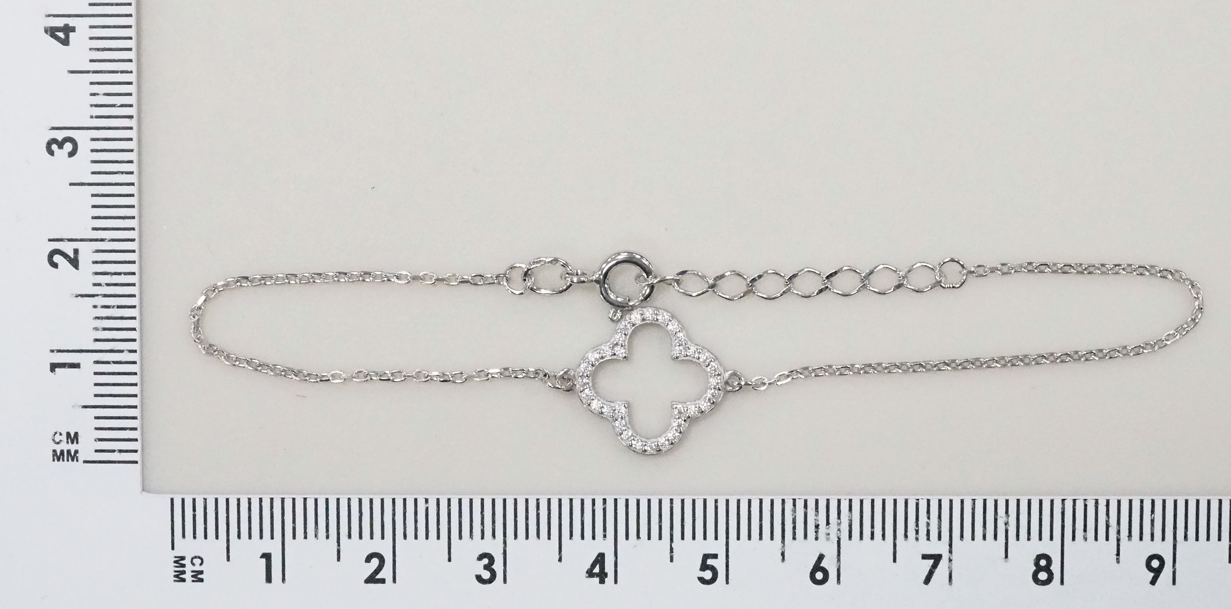Серебряный браслет 925 пробы; плетение Якорное; вставки 32 Фианит бесцв.;