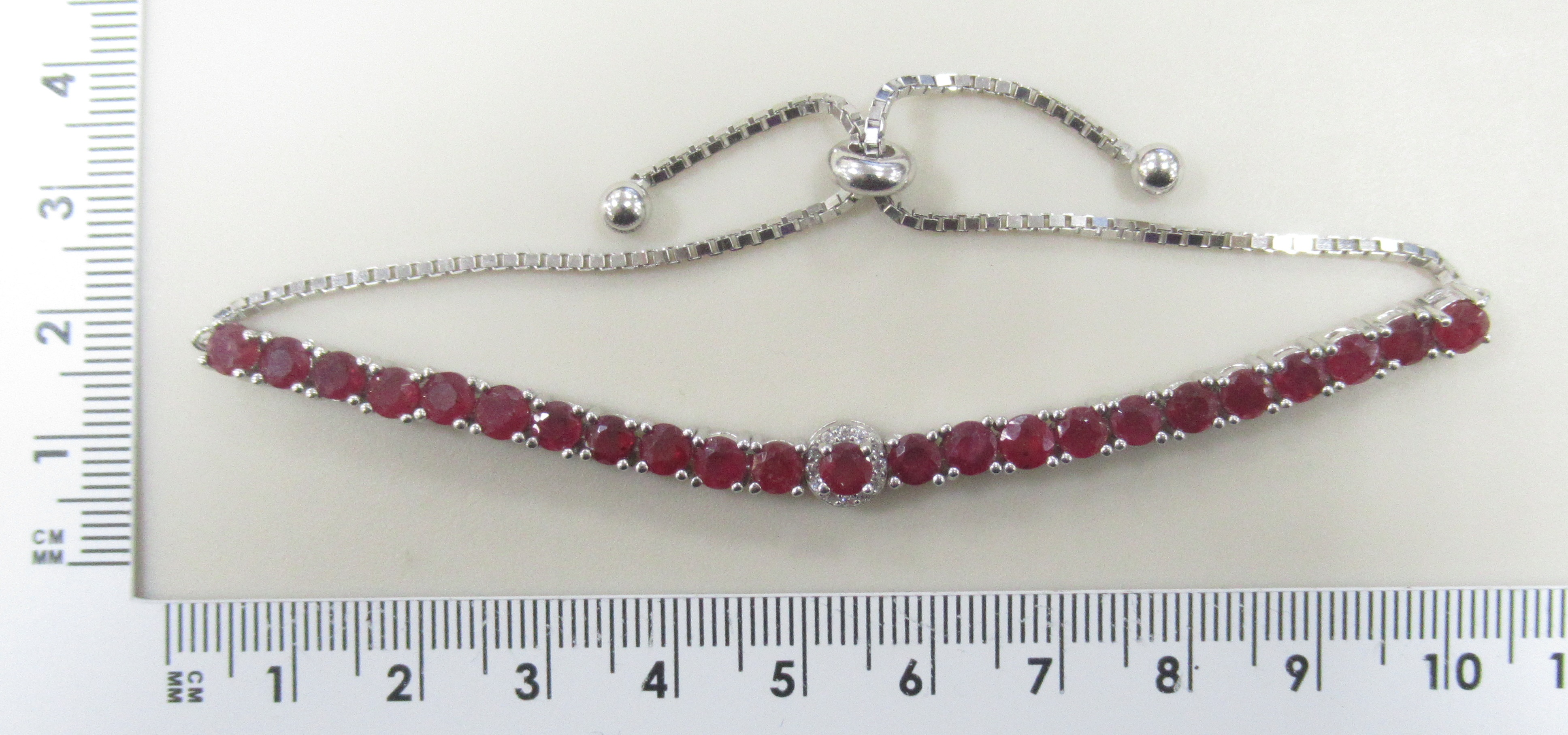 Серебряный браслет 925 пробы; плетение Венецианское; вставки 23 Рубин 8ct F/2; 12 Топаз белый 0,1ct;