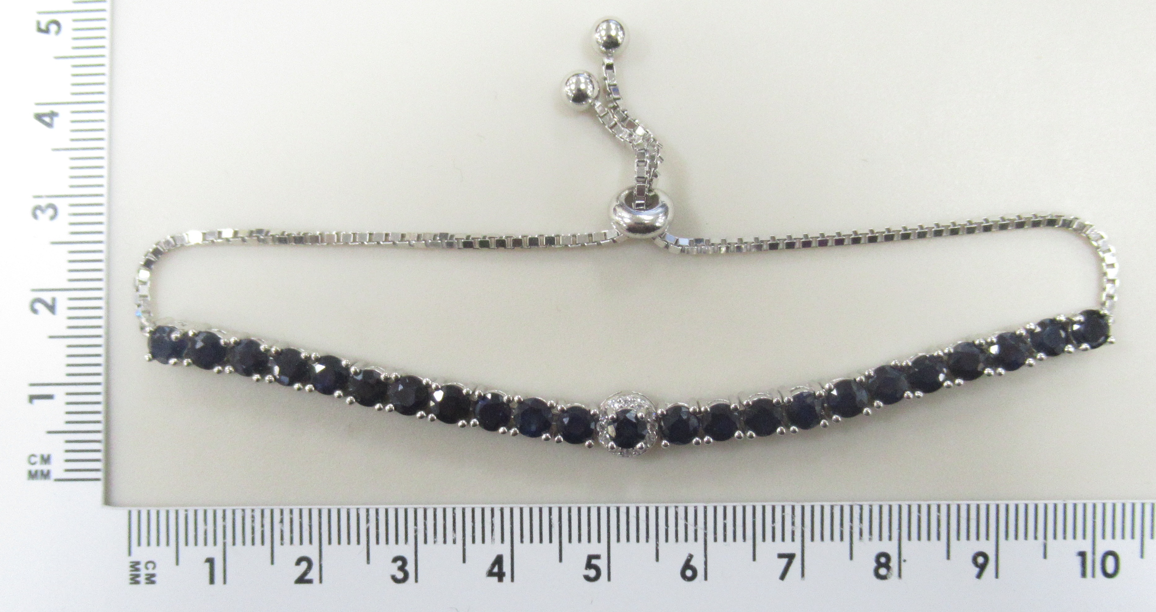 Серебряный браслет 925 пробы; плетение Венецианское; вставки 23 Сапфир 7ct F/2; 12 Топаз белый 0,1ct