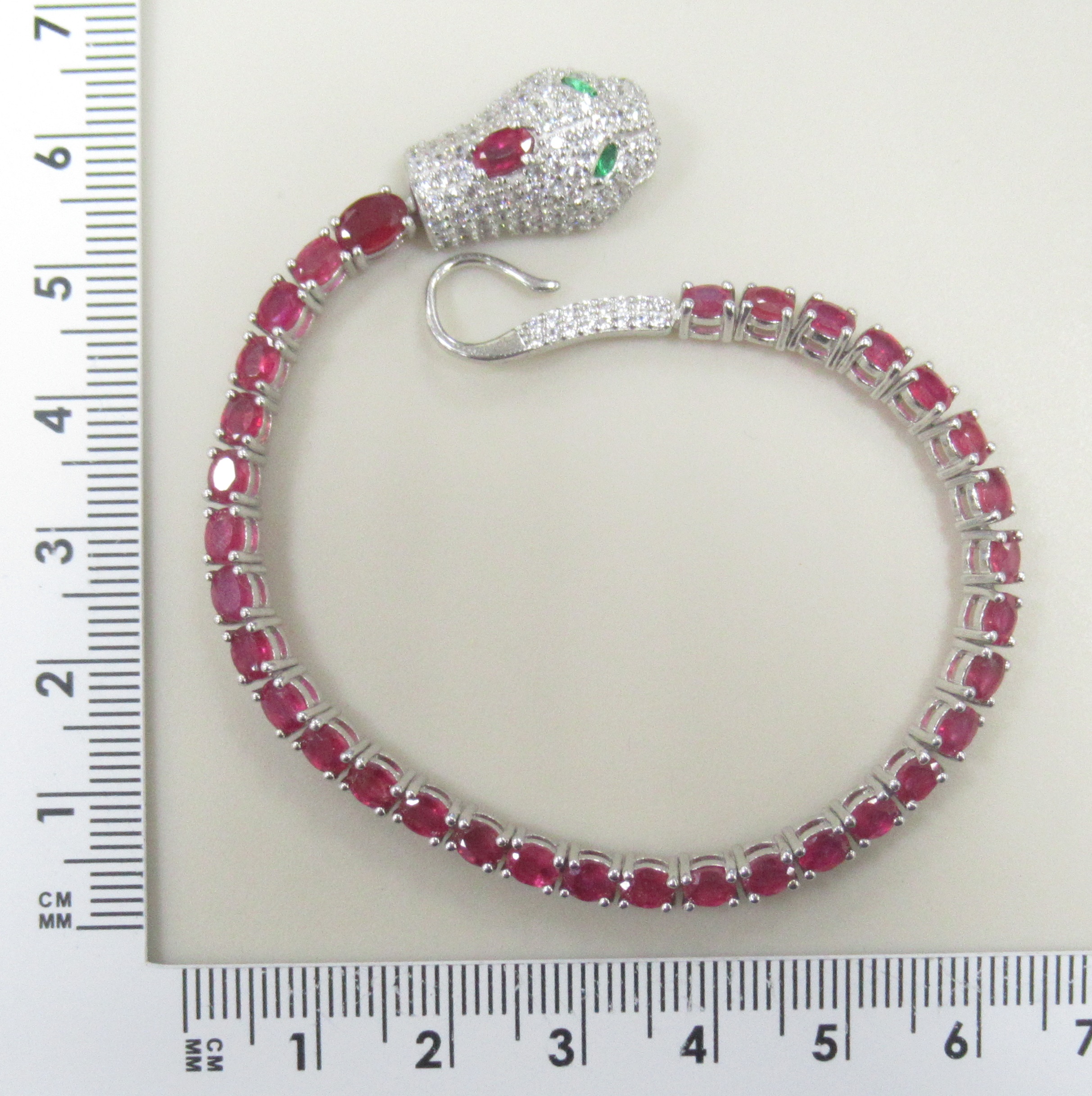 Серебряный браслет 925 пробы; вставки 34 Рубин 9,4ct F/2; 2 Изумруд (D) 0,05ct 4/Г3; Россыпь Топаз б