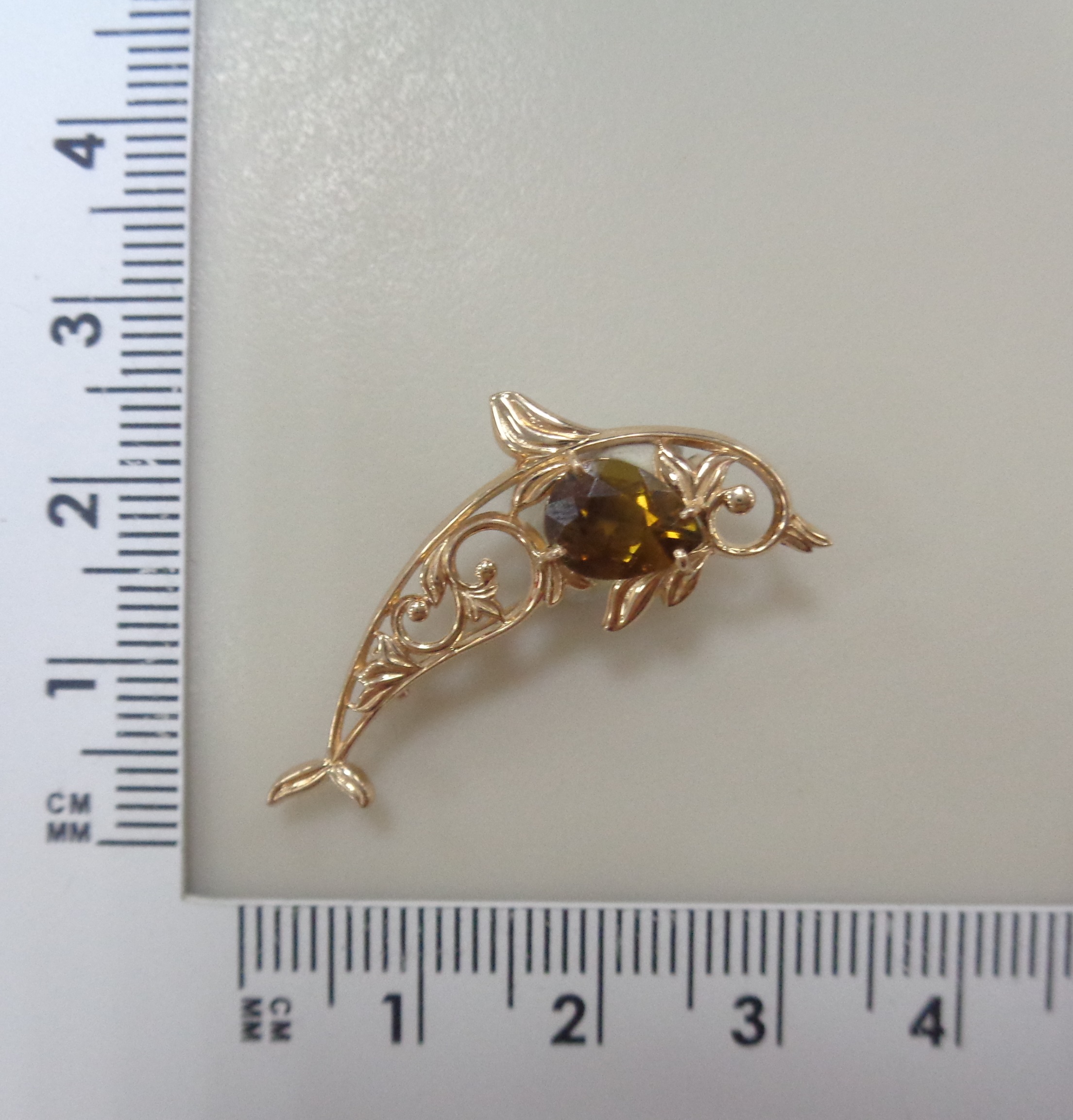 Брошь из золота с кварцем "Дельфин"